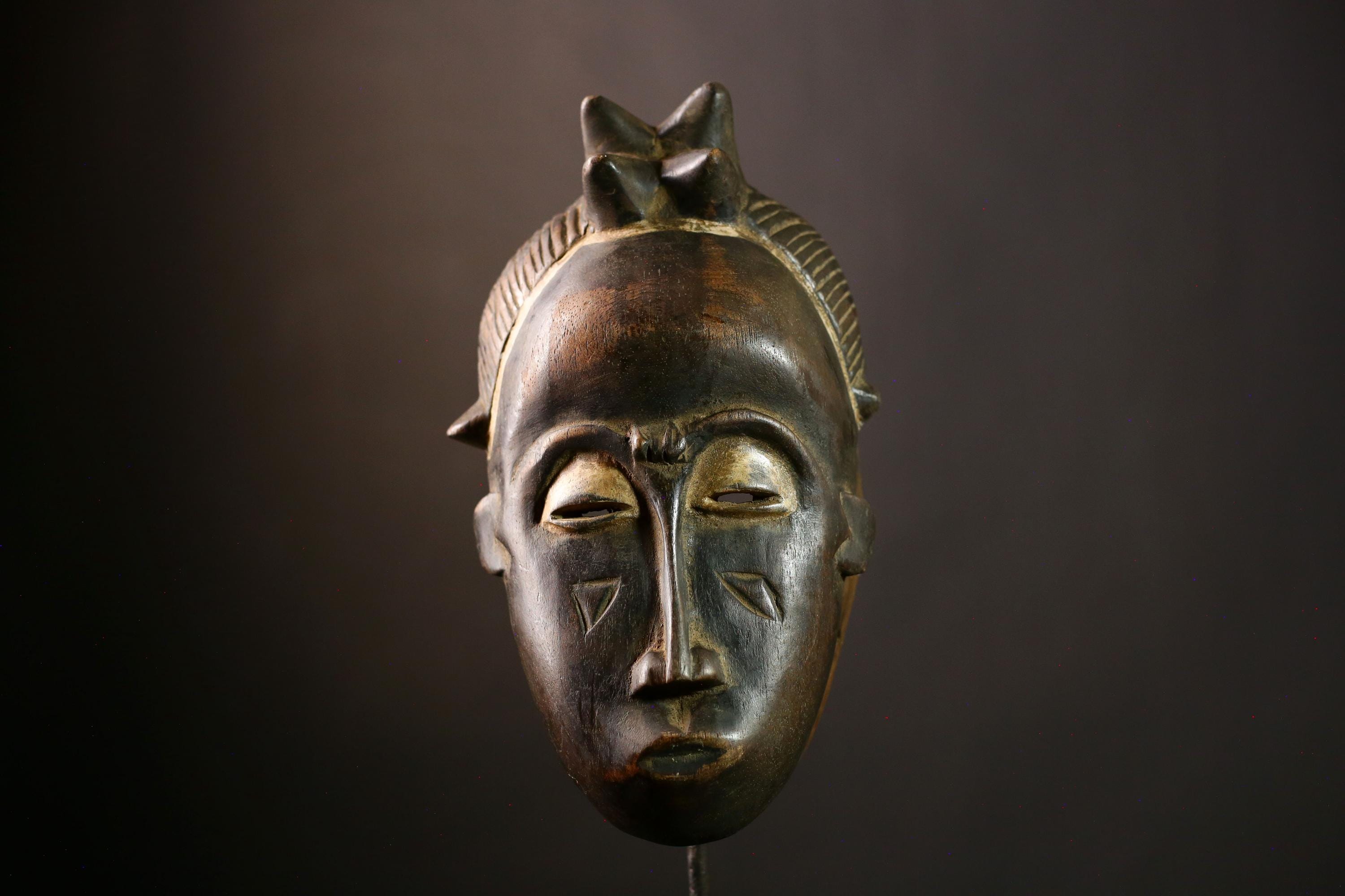 手彫りのバウレマスク：アフリカの部族の木製壁アート装飾 - G4024