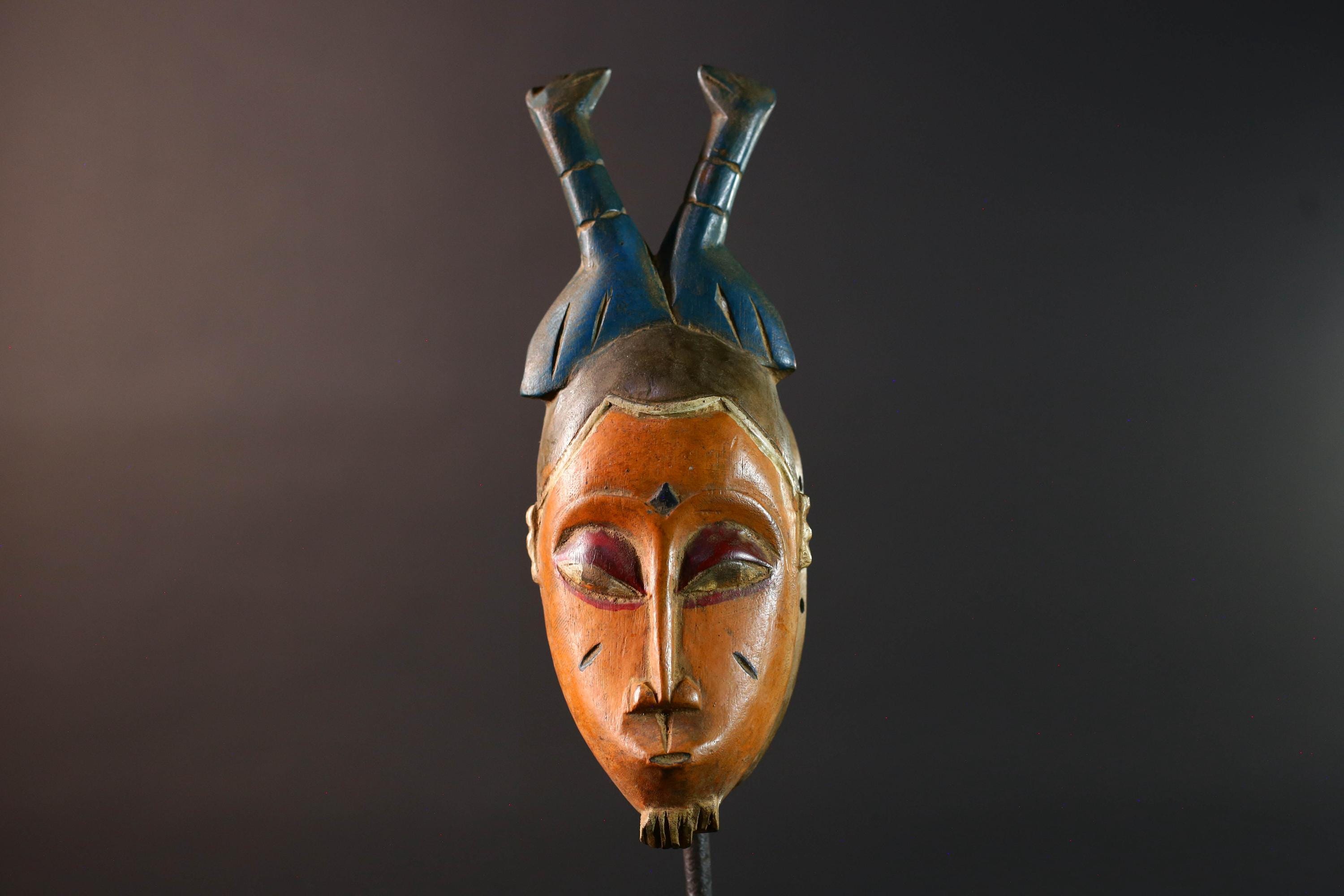 手彫りのバウレマスク：アフリカの部族の壁アート、コートジボワールの