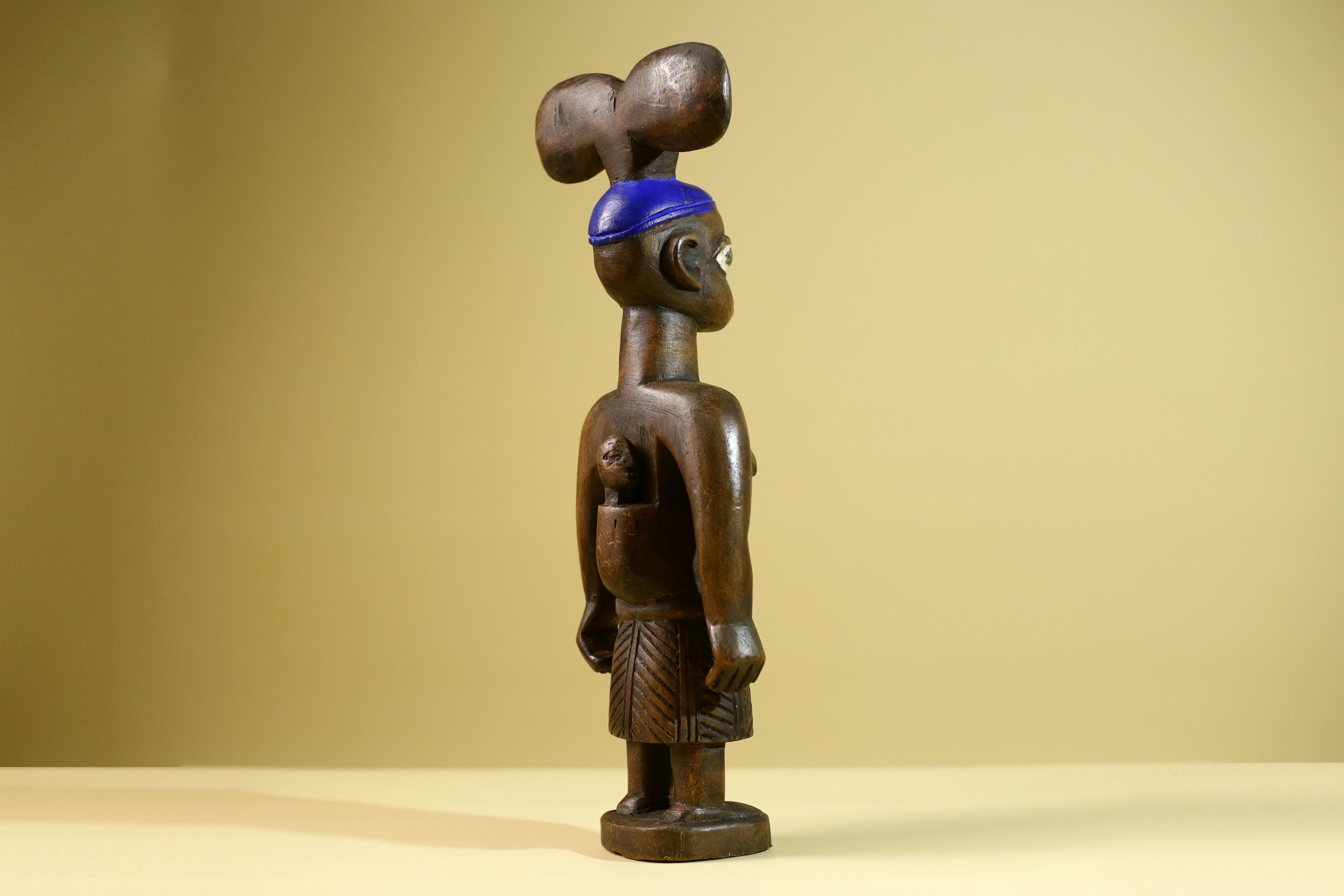 アフリカのヨルバ族の女性像：青い紋章の手彫り木製部族アート - G5802