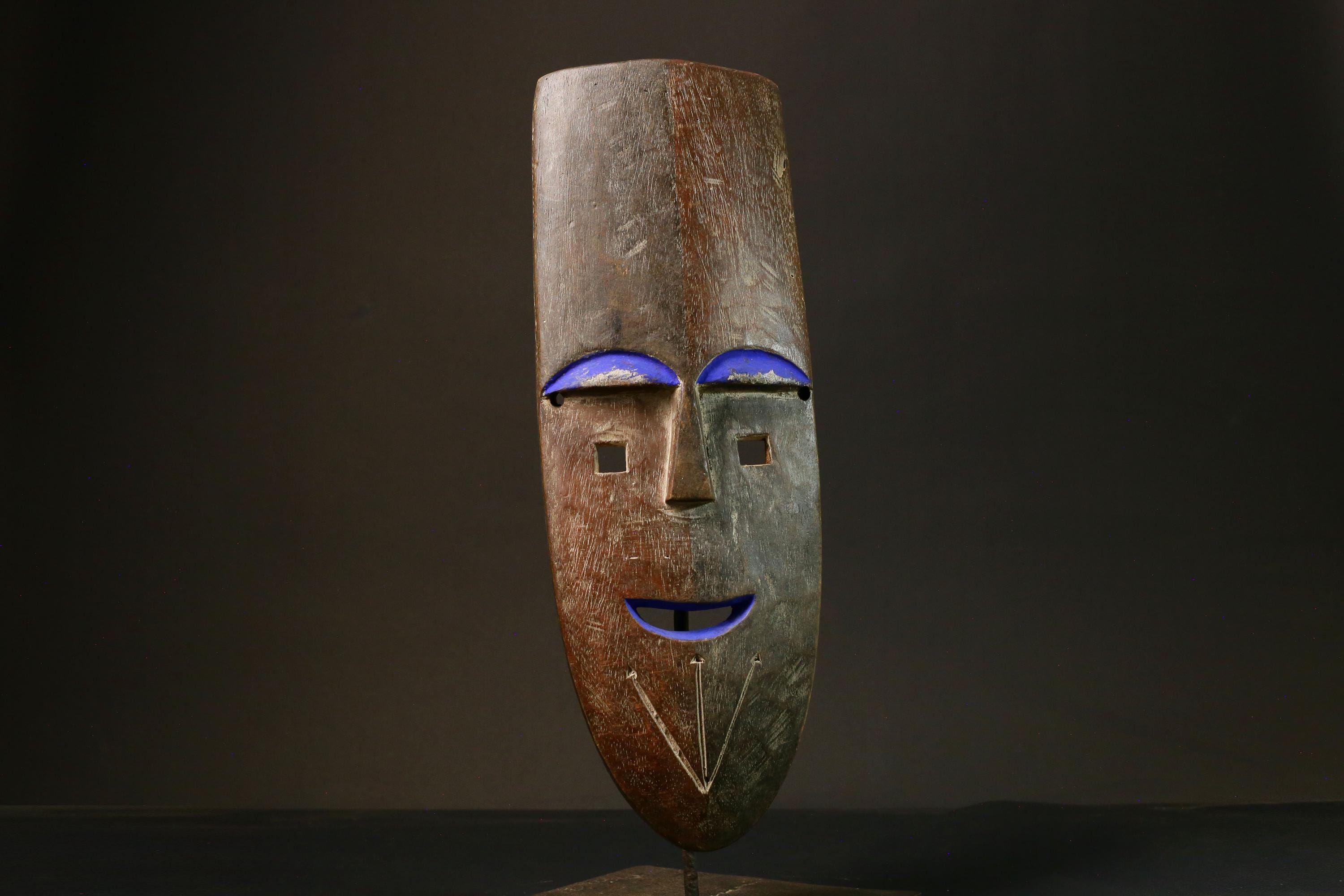 ヴィンテージアフリカグロマスク：青いアクセントの手彫り木製部族