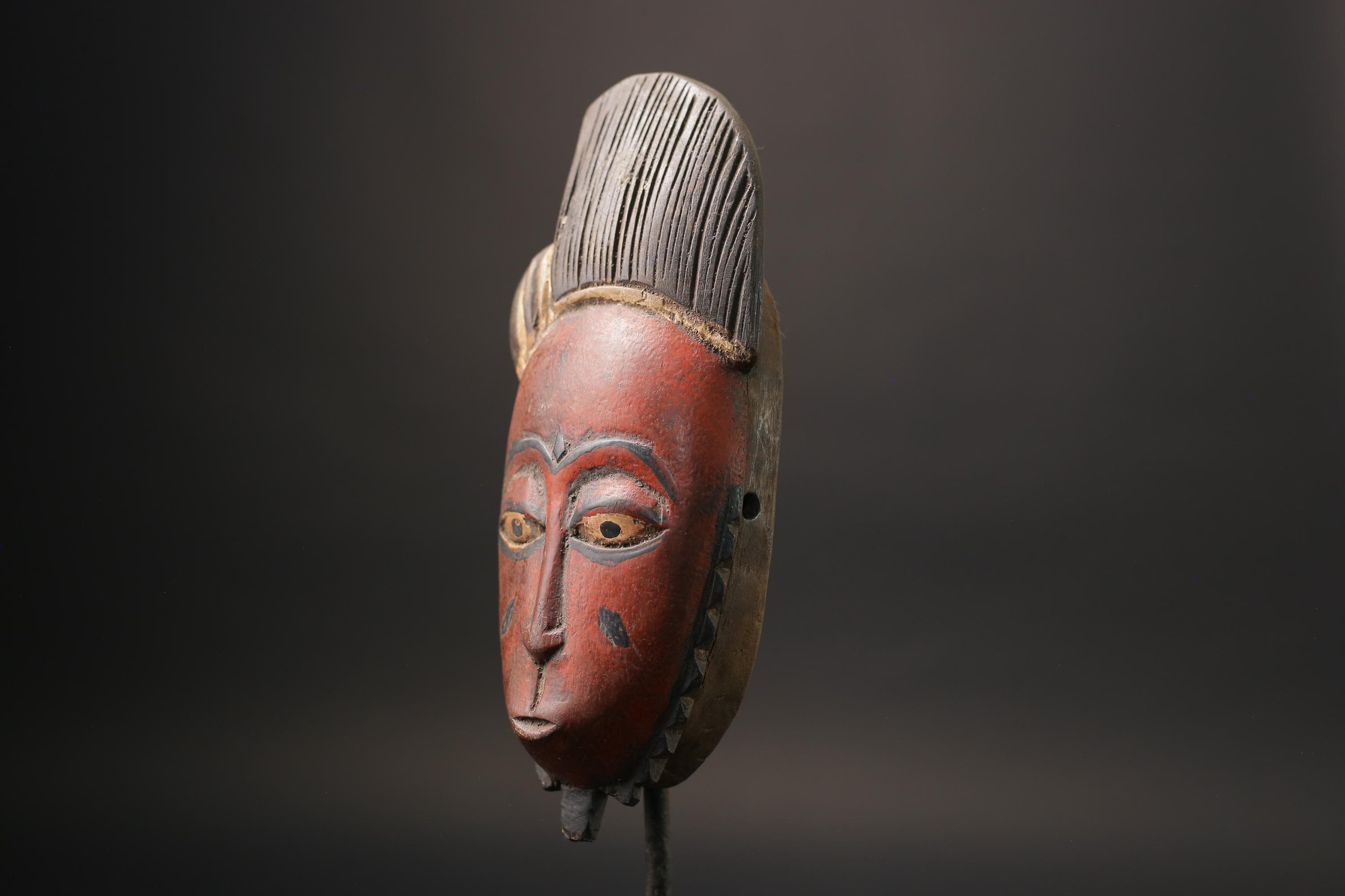 アフリカのバウレ族の仮面：手彫りの木彫り彫刻、コートジボワールの