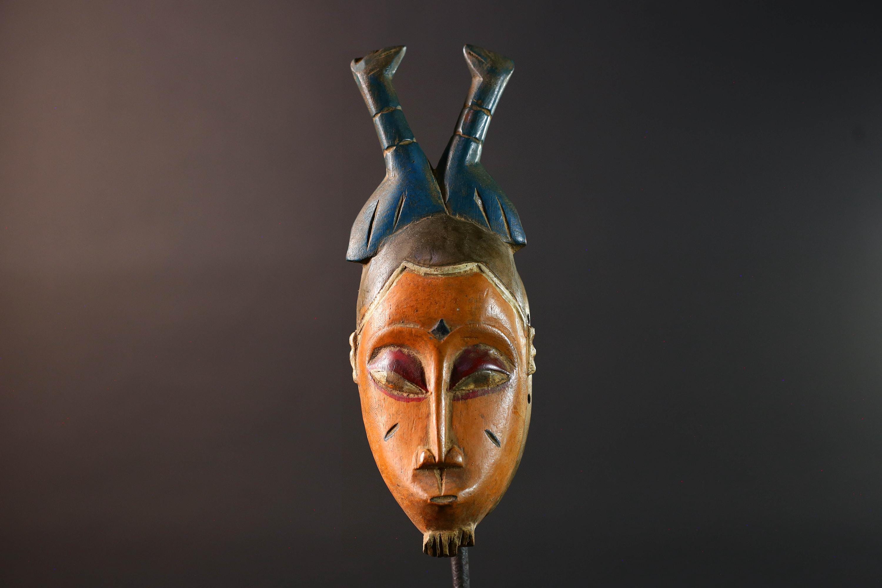 手彫りのバウレマスク：アフリカの部族の壁アート、コートジボワールの