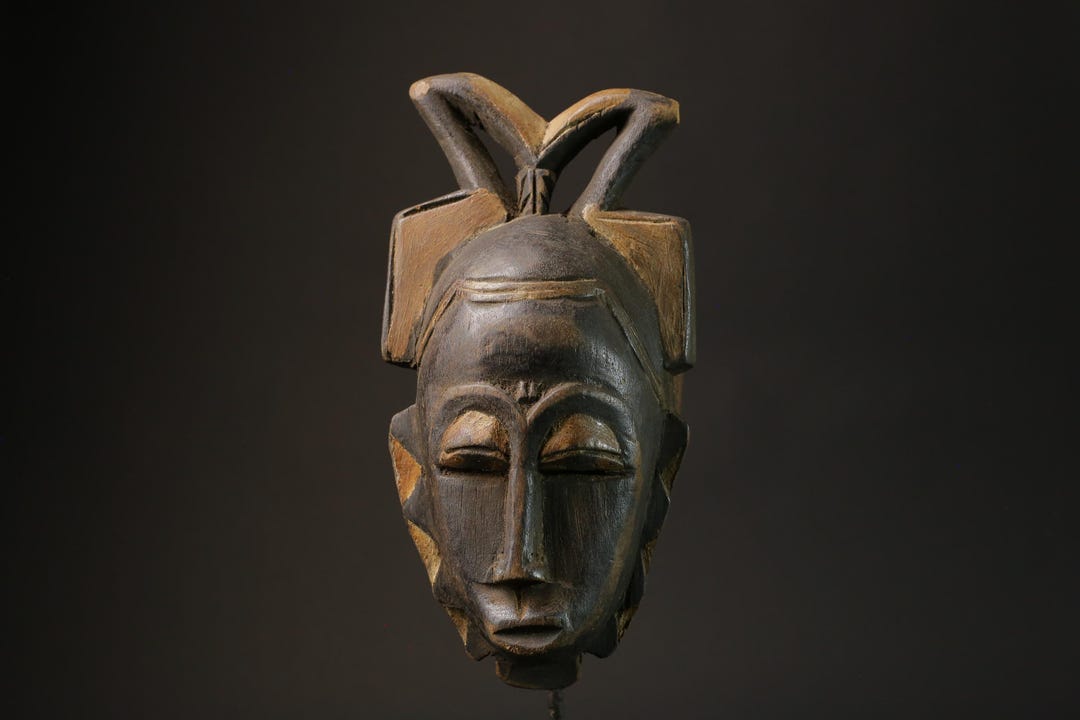 手彫りのアフリカのバウレ族のマスク：西アフリカの部族芸術