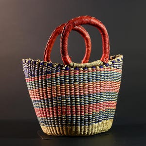 Afrykański kosz Bolga Kolorowa torba ze słomy Ghana Tribal Art Market Torba tkana ręcznie Organizer Skórzany uchwyt Dekoracja domu Kosz do przechowywania G5610