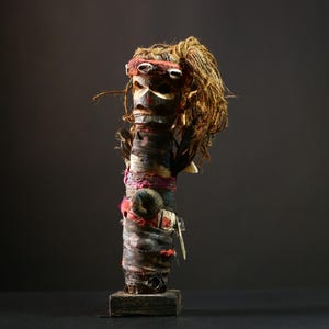 Figura tribal Bamileke feita à mão: arte esculpida da África Ocidental, conchas de cauris - G4219