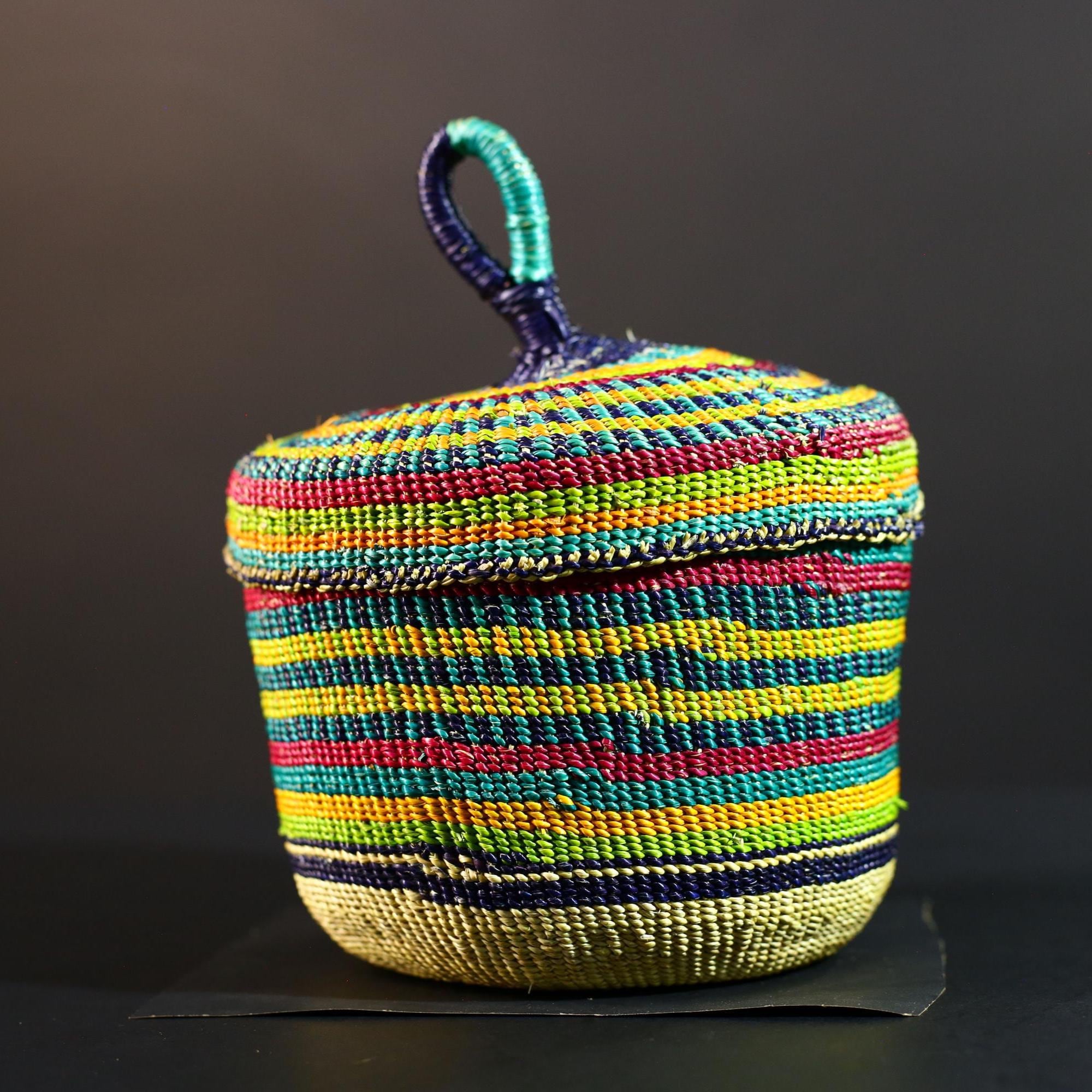 手編みのラフィアバスケット（蓋付き）：カラフルなボヘミアン風収納