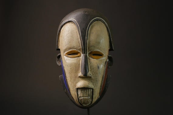 手彫りのアフリカ部族のマスク：白い顔、黒い尾根 - 西アフリカ美術