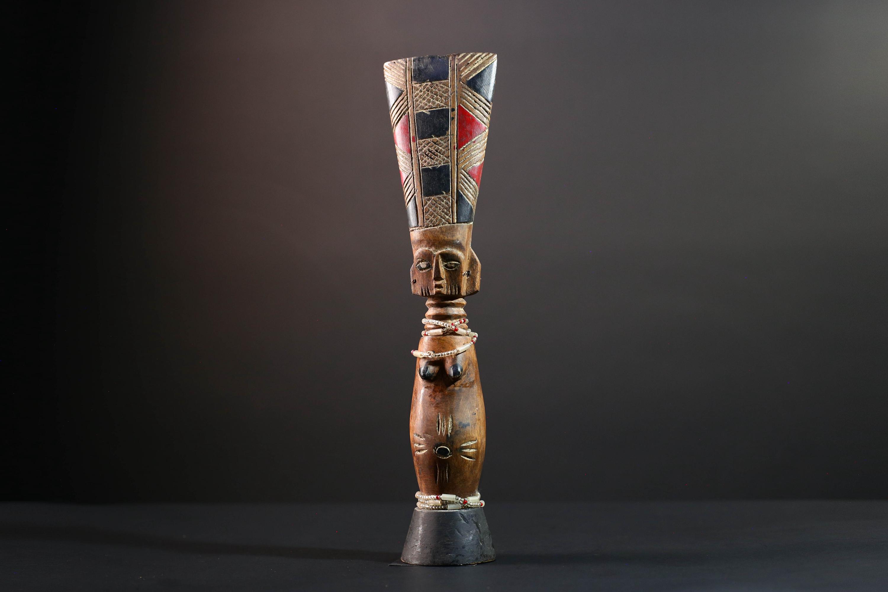 アフリカの木彫り：ビーズの腰を持つ部族の女性像 - G5511 - Etsy 日本