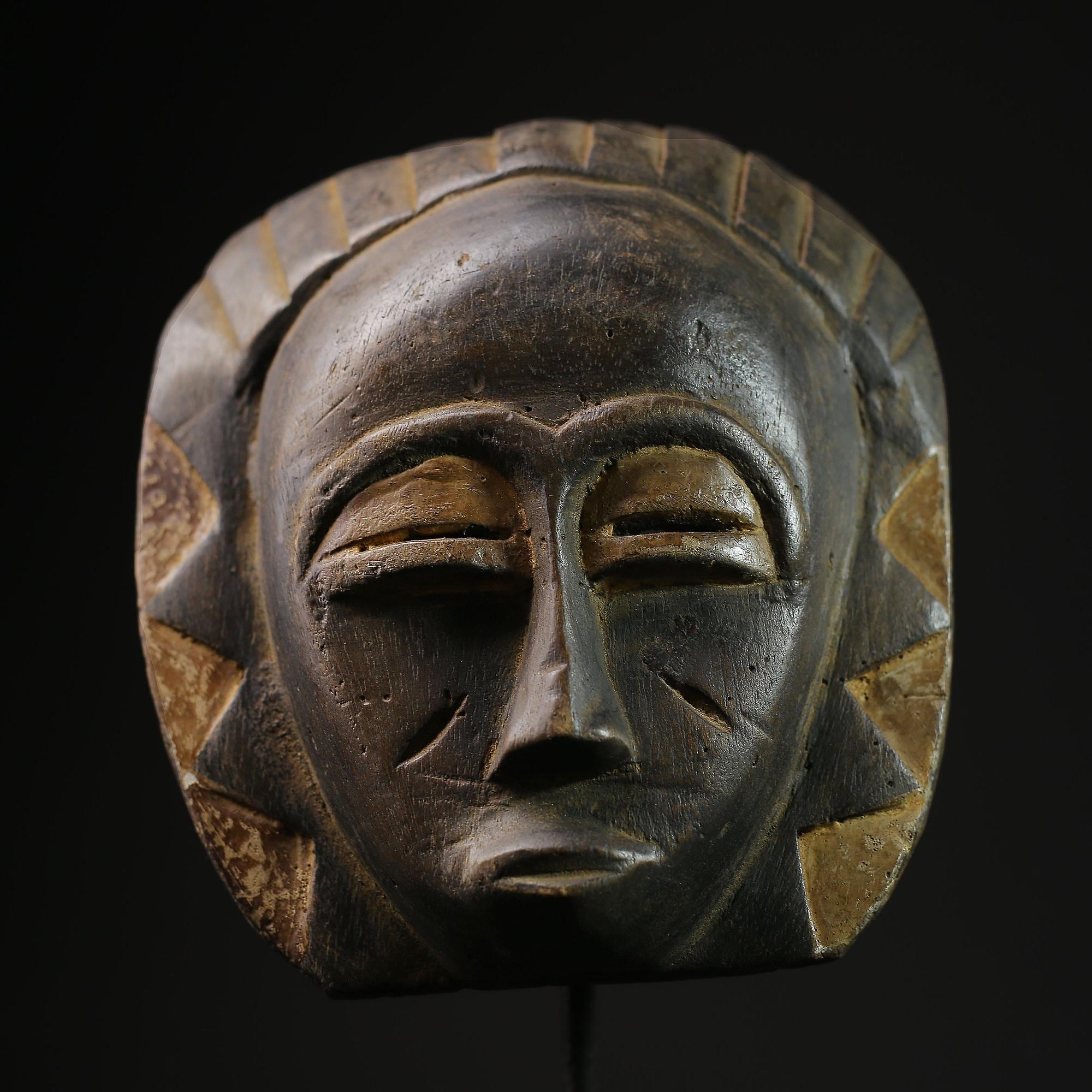 手彫りのバウレ族の仮面：アフリカの部族芸術、幾何学模様の木彫-5347