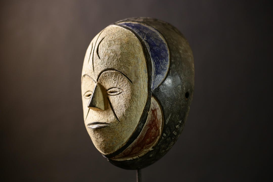 アフリカのバウレマスク部族の彫刻された木製の顔の装飾西アフリカの壁