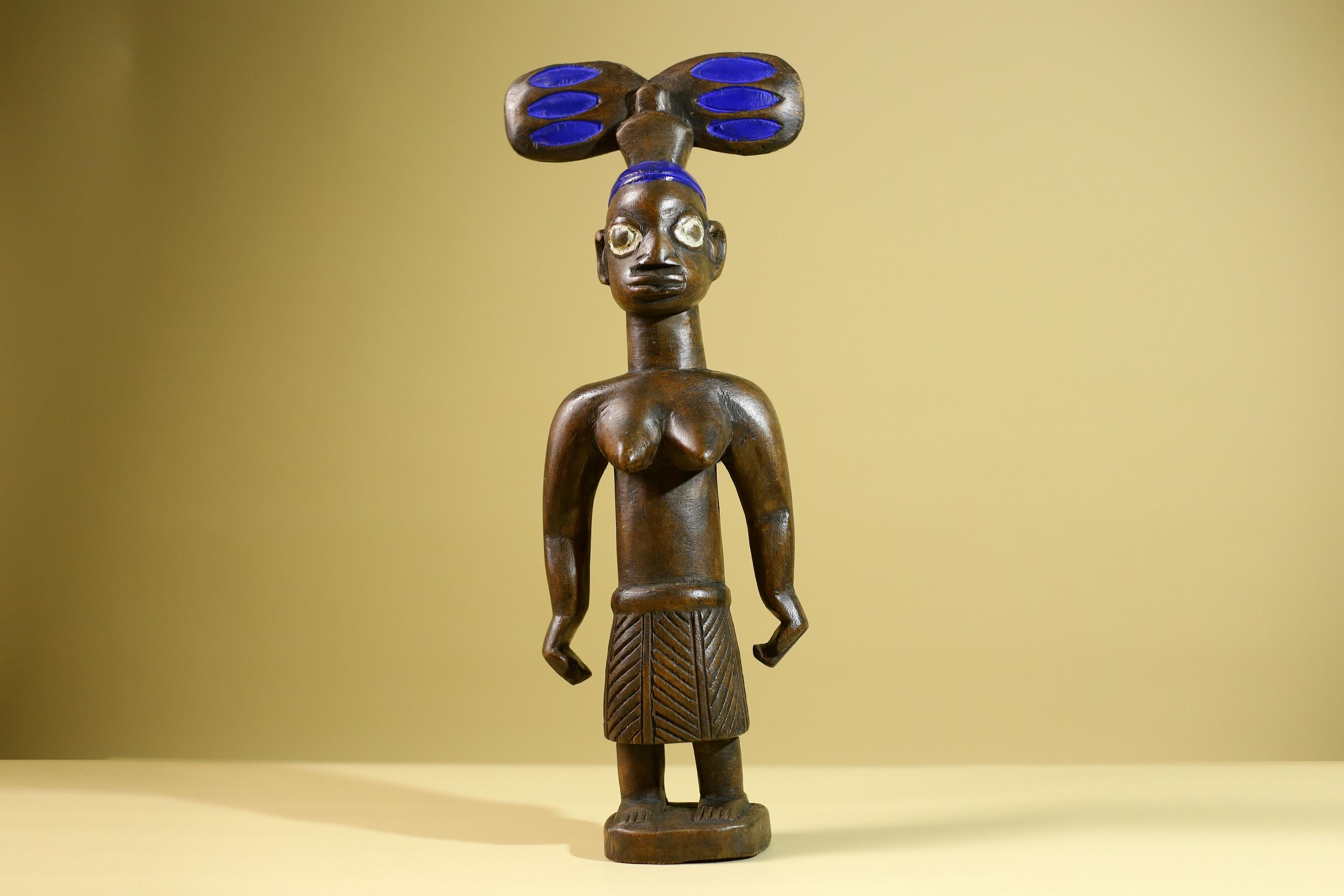 西アフリカ ナイジェリア 二体 木彫人物像 ヨルバ族 西アフリカ ヨルバ族の彫刻された女性部族像 日本 Etsy - 彫刻・オブジェ