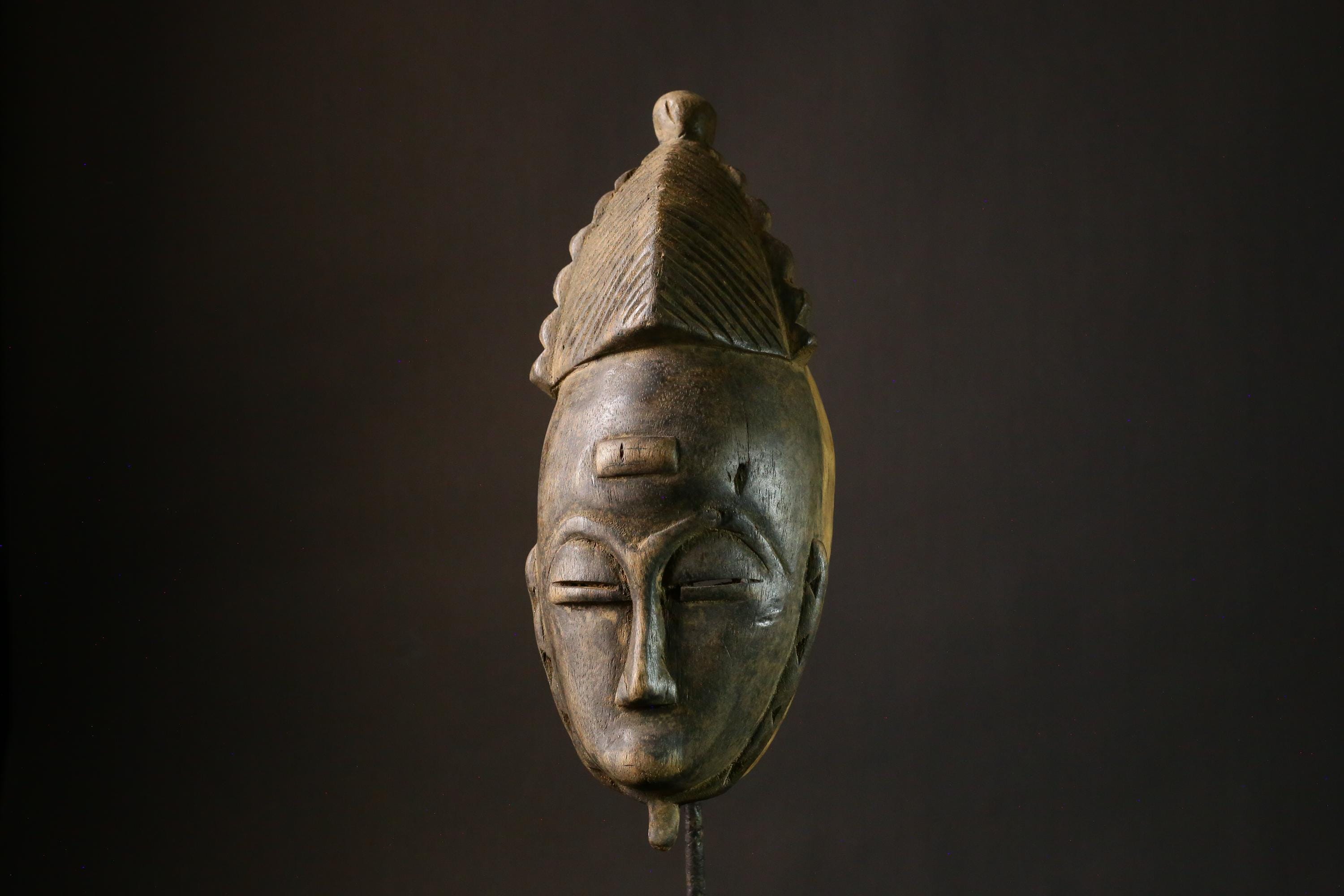 グロ彫刻の木製マスク：アフリカの部族芸術のホームデコレーション