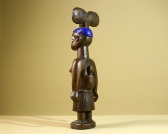 アフリカのヨルバ族の女性像：青い紋章の手彫り木製部族アート - G5802