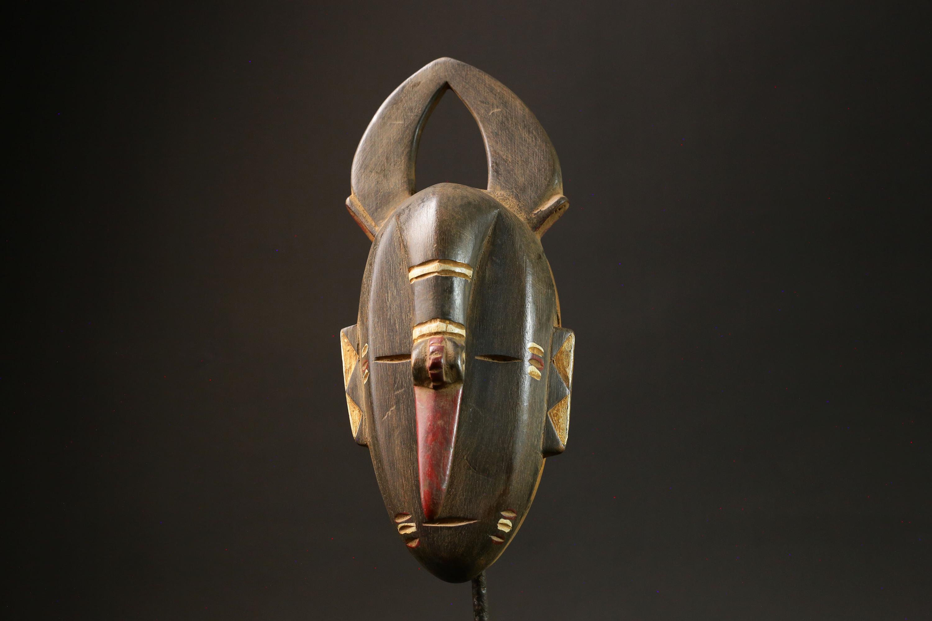 アフリカのマスク：象の鼻をモチーフにした木製のグルマスク-G3022