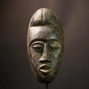 ヴィンテージの手彫り、手描きの部族の木製マスク装飾壁アート