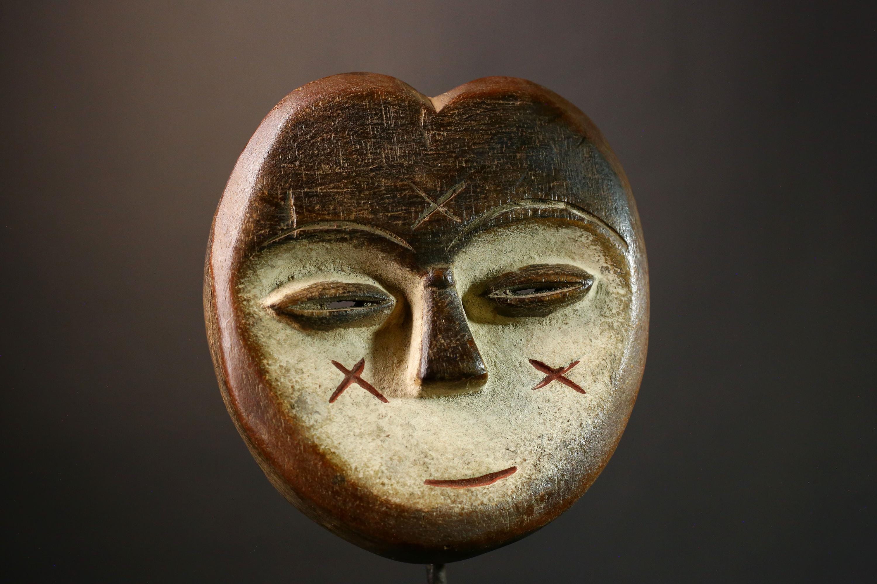 アフリカン・レガ・マスク：レンゴラ族の手彫り木製装飾品 - G3593