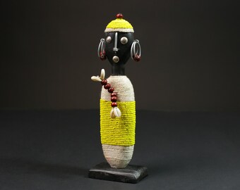 アフリカのナムジ人形：ビーズ細工の木製カメルーン部族アート-G1091