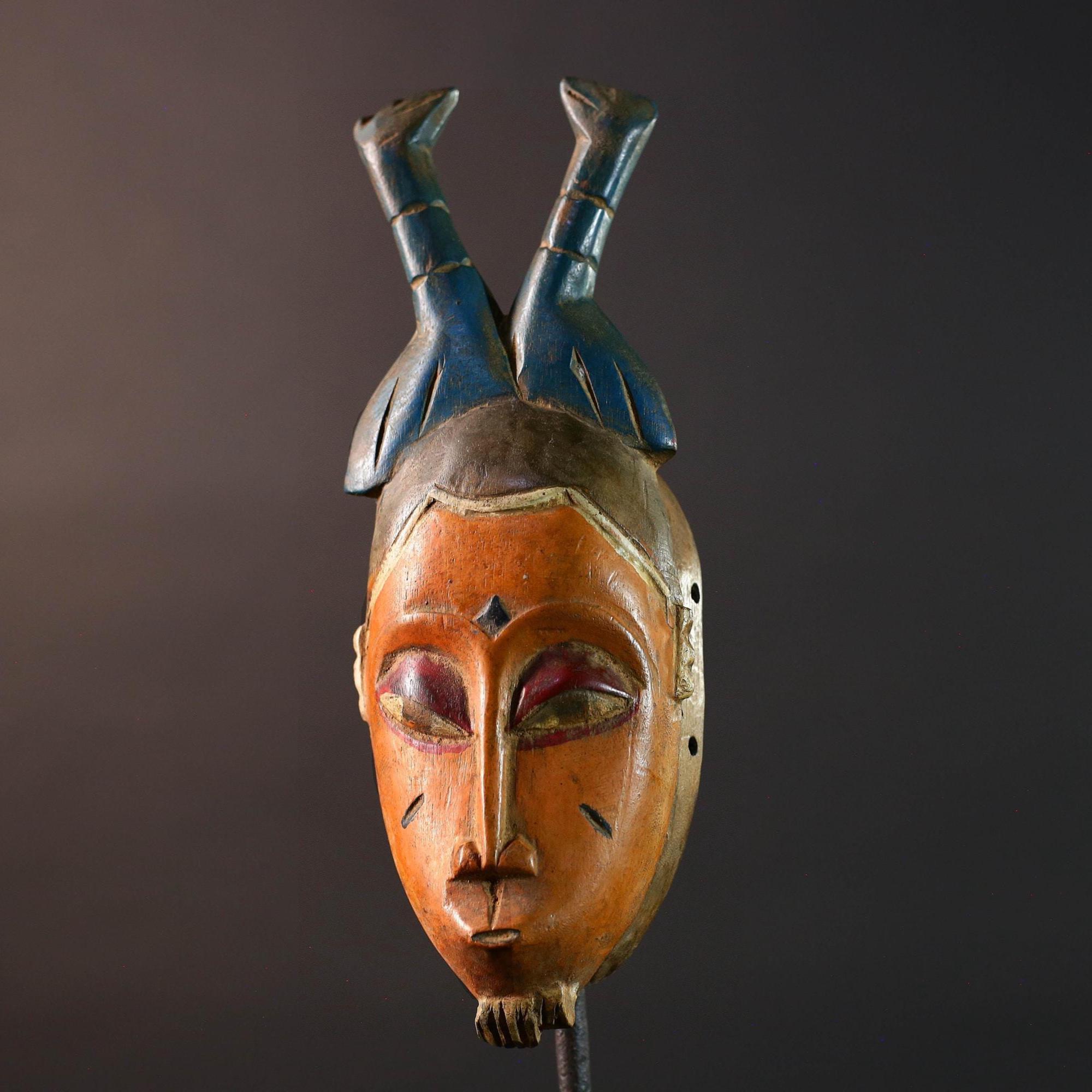 手彫りのバウレマスク：アフリカの部族の壁アート、コートジボワールの