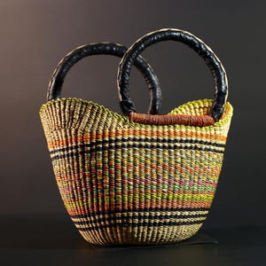 Bolga Basket African Market Tote tkany ręcznie słomiany organizer Tribal Ghana Basket Decor Naturalny skórzany uchwyt Kolorowy schowek Sztuka G5609