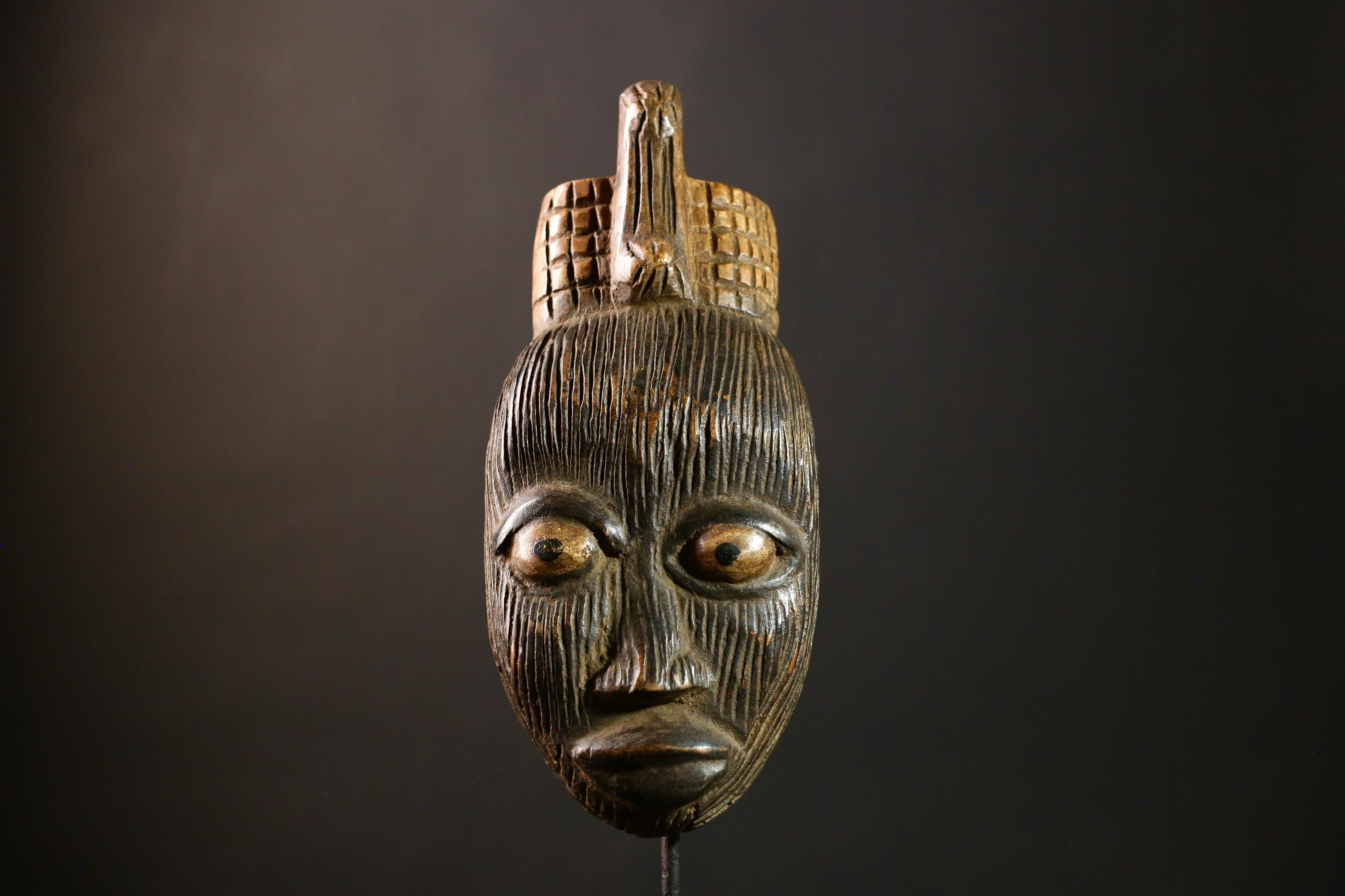 手彫りのアフリカ部族のマスク：西アフリカの木製ウォールアート