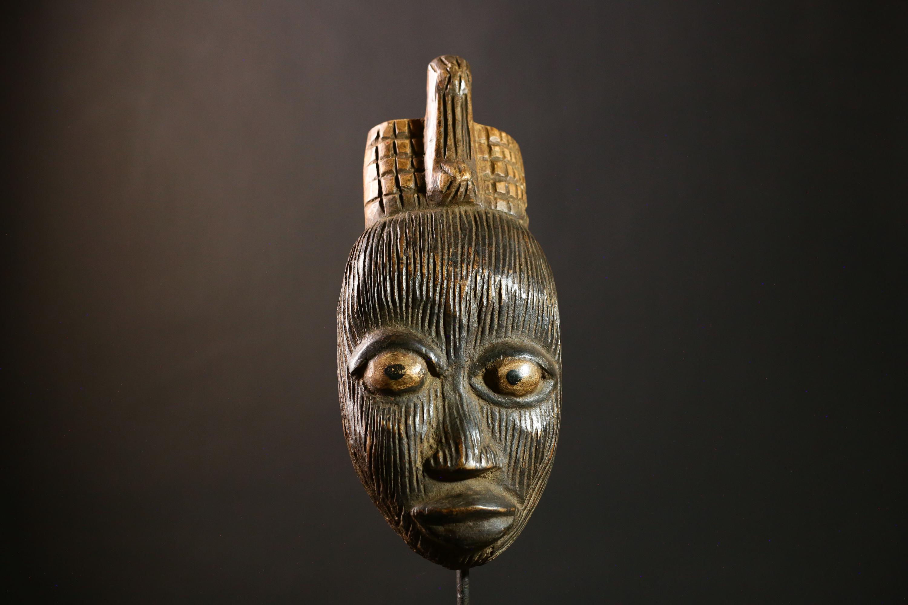 手彫りのアフリカ部族のマスク：西アフリカの木製ウォールアート