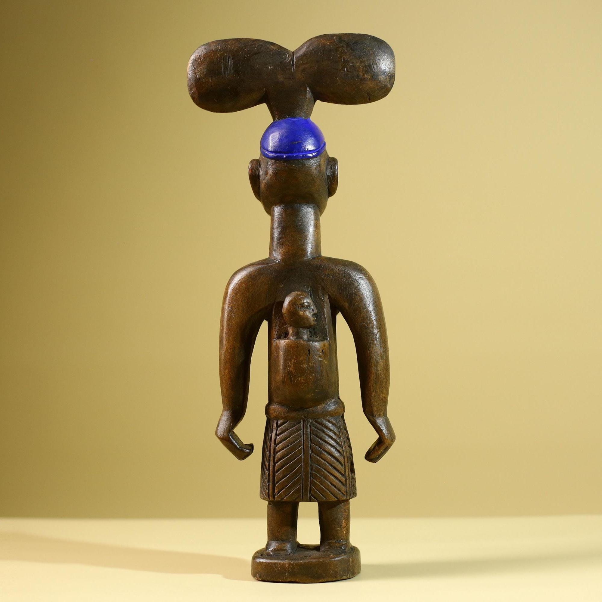 アフリカのヨルバ族の女性像：青い紋章の手彫り木製部族アート - G5802