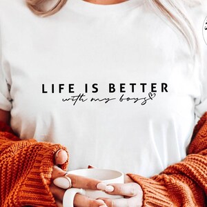 La vita è migliore con i miei ragazzi SVG PNG / Boy Mom Svg, Mom Shirt Design Svg Cut File per Cricut, Mom Life Svg, Png, Idee regalo per la festa della mamma