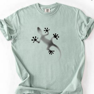 Gecko Shirt, Lizard Shadow Tee, Minimalist Reptile T-Shirt, Optical Illusion Animal Graphic, Gecko Lover Comfort Colors Gift