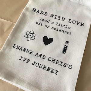 Bolsa de recuerdos de FIV - Recuerdos del embarazo - Hecho con amor y un poco de ciencia. Regalo de FIV. imagen 7