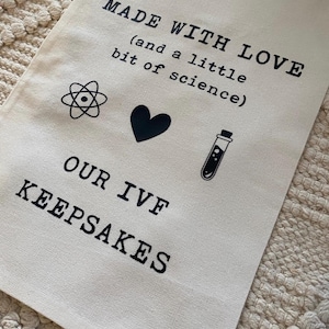 Bolsa de recuerdos de FIV - Recuerdos del embarazo - Hecho con amor y un poco de ciencia. Regalo de FIV. imagen 5