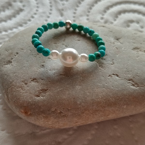 Bague Turquoise empilable extensible en perles de pierre fine de Turquoise entourant des perles en verre nacré blanc, en tailles S, M ou L