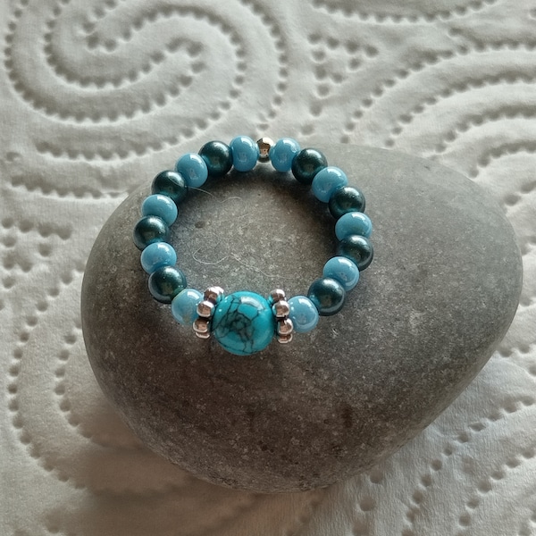 Bague X extensible avec sa perle en pierre de Turquoise et ses perles en verre bleu clair et en cristal vert turquoise Tahiti