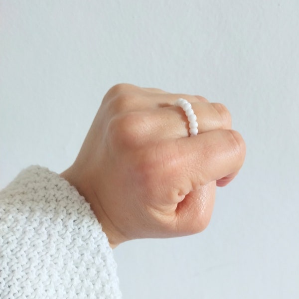 Bague X empilable extensible en perles de verre tchèque blanc nacré et lustré, montée sur un fil élastique en nylon, en tailles S, M ou L