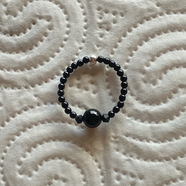 Bague fine Onyx extensible en verre tchèque noir, avec sa perle en pierre d'Onyx noir, montée sur un fil élastique, en tailles S, M ou L