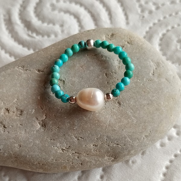 Bague Turquoise Perle étirable en pierre fine de Turquoise avec sa Perle d'Eau Douce, montée sur un fil élastique, en tailles S, M ou L