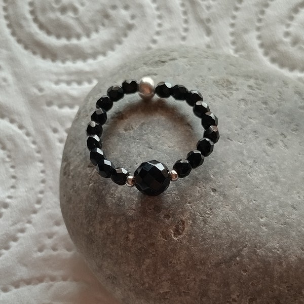 Bague extensible en verre noir style victorien en perles facettées de verre tchèque, montée sur un fil élastique noir l Soldes d'été