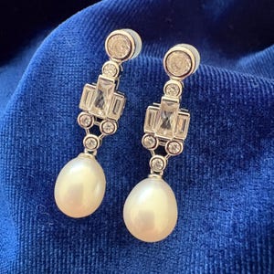The Bahrain Pearl Royal CZ Earrings HM Queen Elizabeth II Catherine Princess of Wales Elegand Art Deco Duchess of Cambridge Kate Middleton