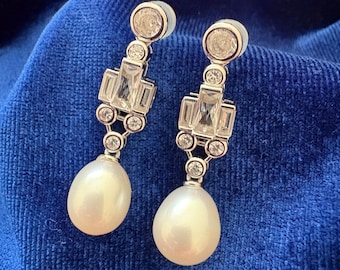 エリザベス2世女王をイメージしたパールイヤリング。キュービック