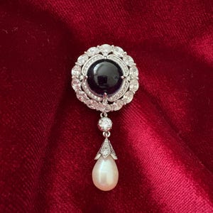 Broche de zafiro de la emperatriz Feodorovna, circonita cúbica de la reina Isabel II, oro blanco de 14 quilates, perla de agua dulce azul, alfiler de diamante, joyería real.