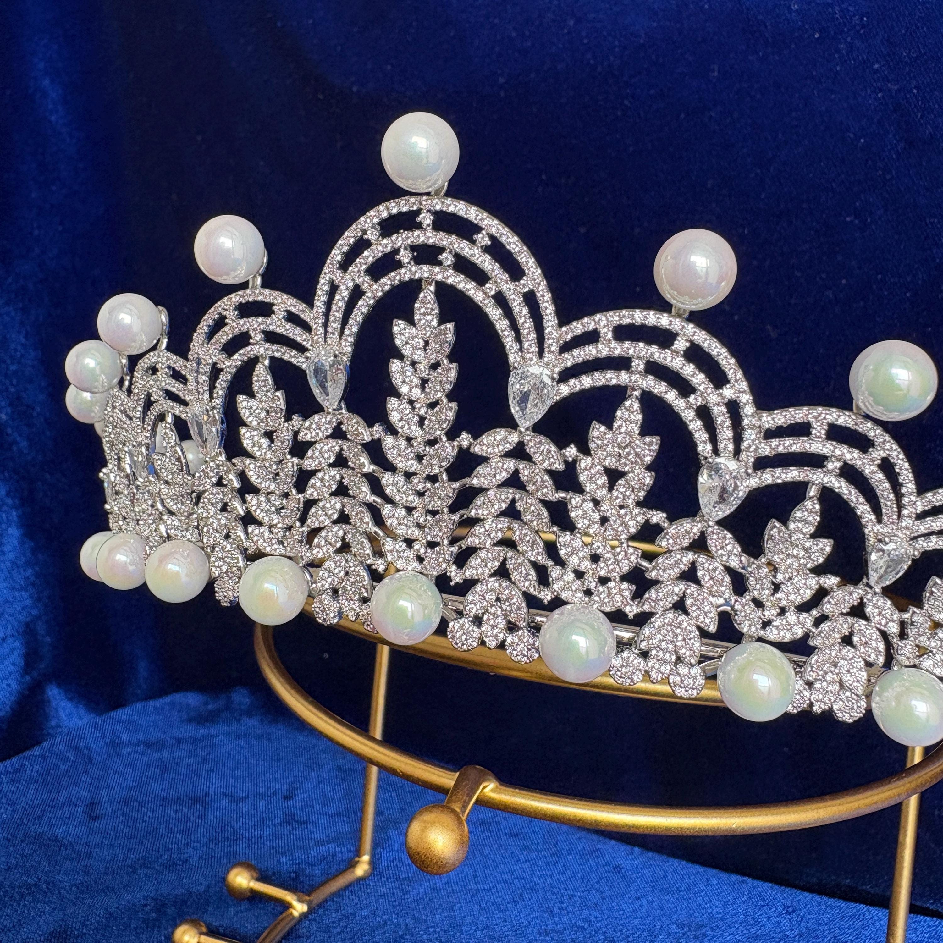 The Fermoy British Royal Wedding Tiara Pearl Vintage Queen  display picture 2