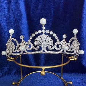 The Lotus Tiara Kate Middleton Princess Margaret Royal Jewelry Pearl Cubic Zirconia Simulated Diamond Bridal Headpiece Luxury Wedding Crown