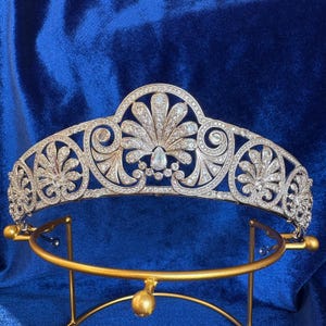 Queen Mary&#39;s Gloucester Honeysuckle Tiara Queen Camilla Queen Mother Royal Wedding Crown Bridal Headpiece ArtDeco Style Kokoshnik CZ Diamond