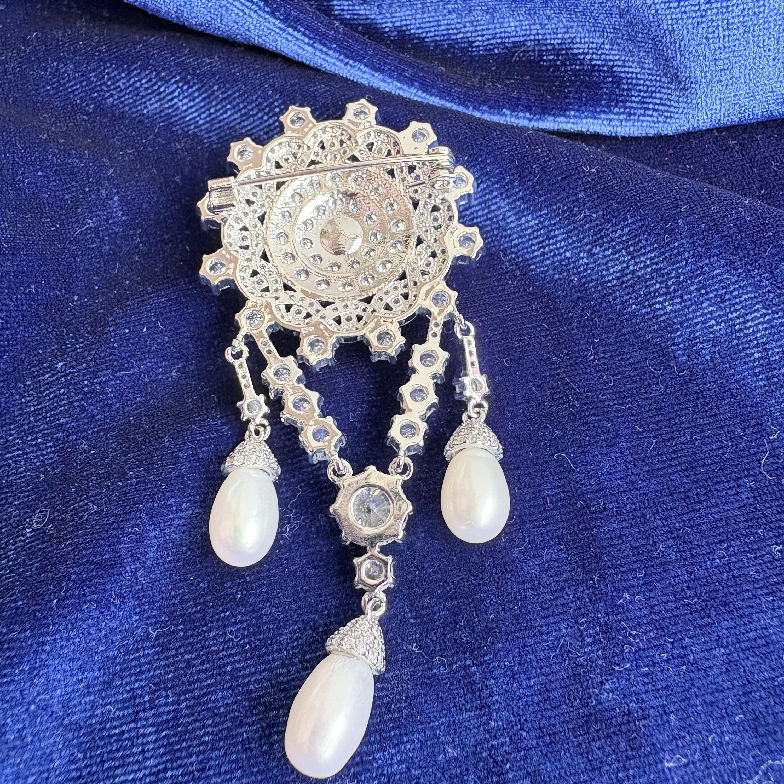 The Teck Corsage Brooch Queen Elizabeth II 5A Cubiz Zirconia Drop