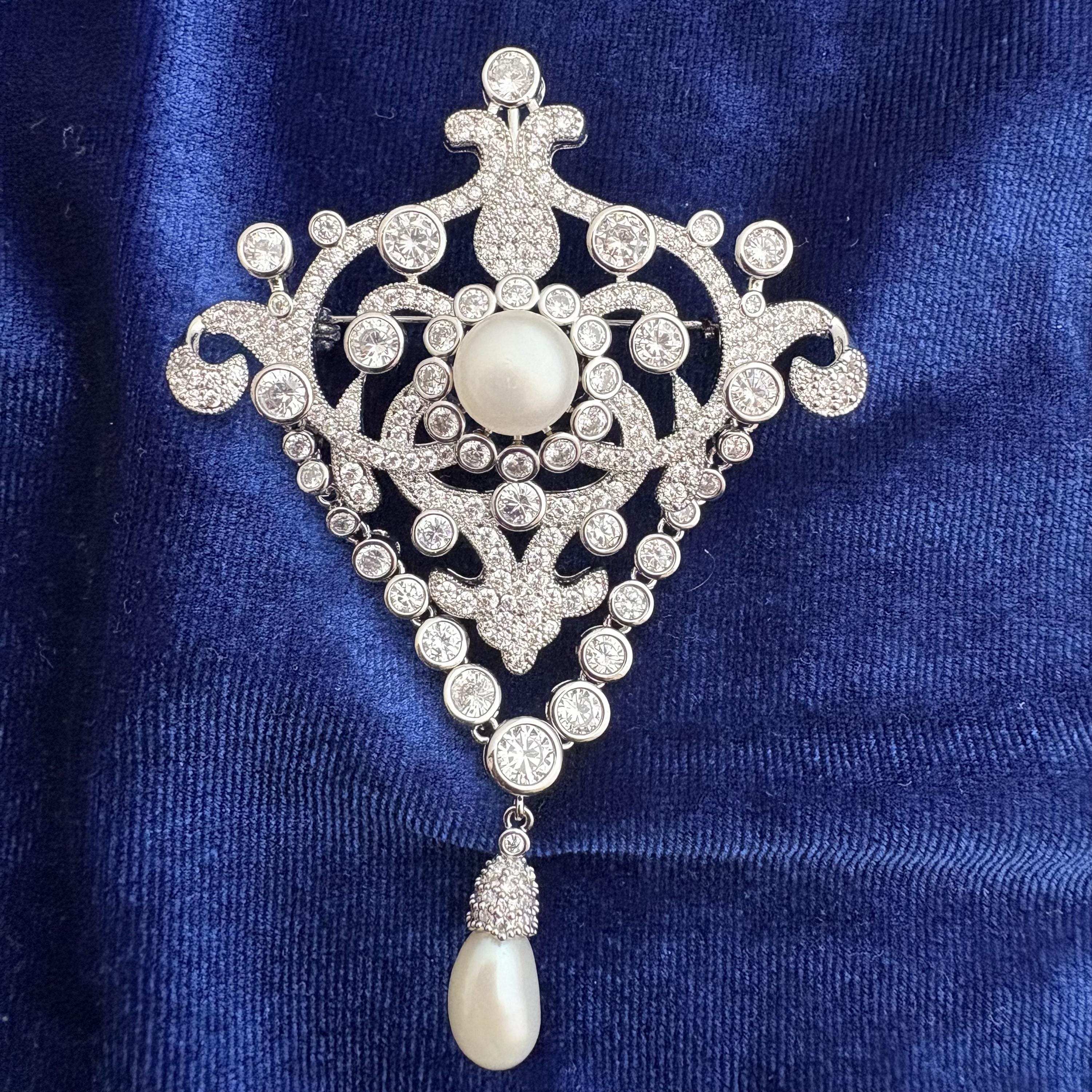 Queen Victoria Golden Jubilee Royal Dangling Drop Freshwater Pearl