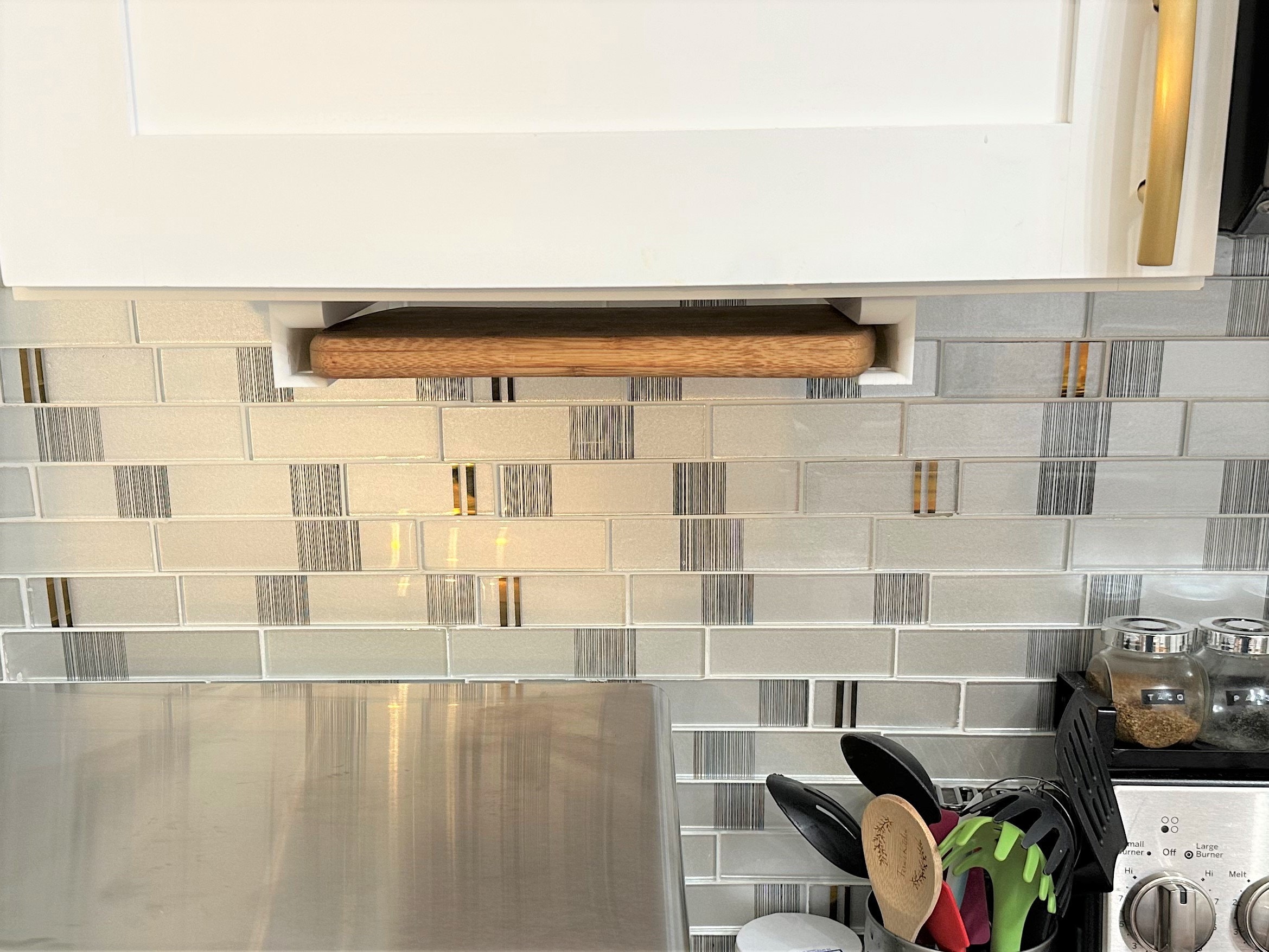 How to Choose and Install a Cutting Board Wall Mount for Your Kitchen