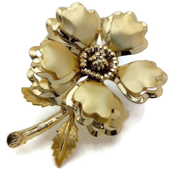 Large Gold Vintage Flower Brooch - image 4