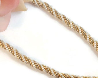 Vintage-Halsband mit gedrehter goldfarbener Kette und Kunstperlen