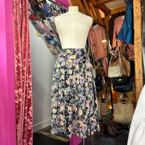 Vintage midirok met pastelkleurige bloemen uit de jaren 80 VK 12-14