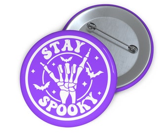 Bleiben Sie Spooky Lila Skeleton Hand Pin Badge, süße Buttons, Happy Halloween, Halloween Liebhaber, Spooky Season Pins, Batty Fledermäuse