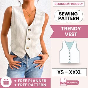 Op de afbeelding: Een crèmekleurig vest met krijtstreep en drie knopen, gecombineerd met een blauwe spijkerbroek. De afbeelding bevat de tekst "BEGINNER FRIENDLY", "NAAIPATROON", "TRENDY VEST" en "XS - XXXL". Er wordt ook een diagram van het vest getoond.